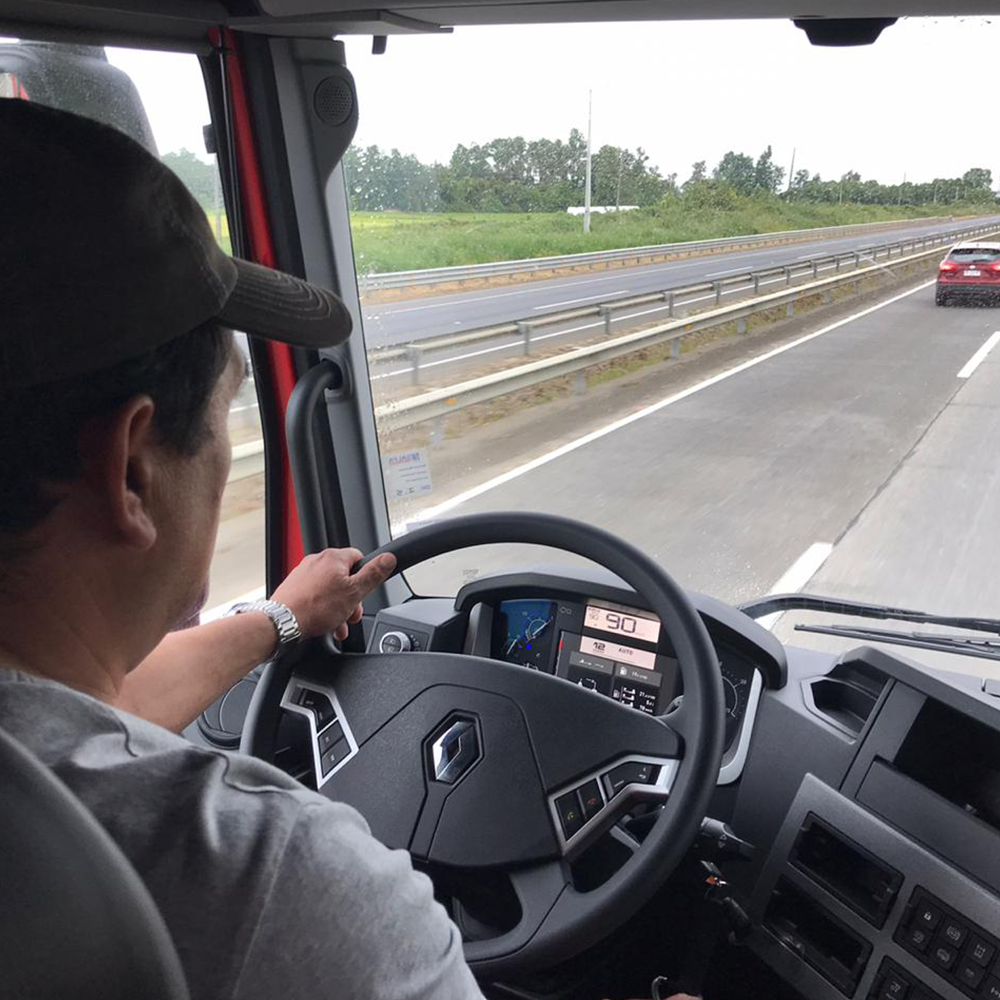 Persona manejando camión Renault Trucks